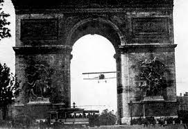 7 aout 1919 : Charles Godefroy passe sous l’Arc de Triomphe.